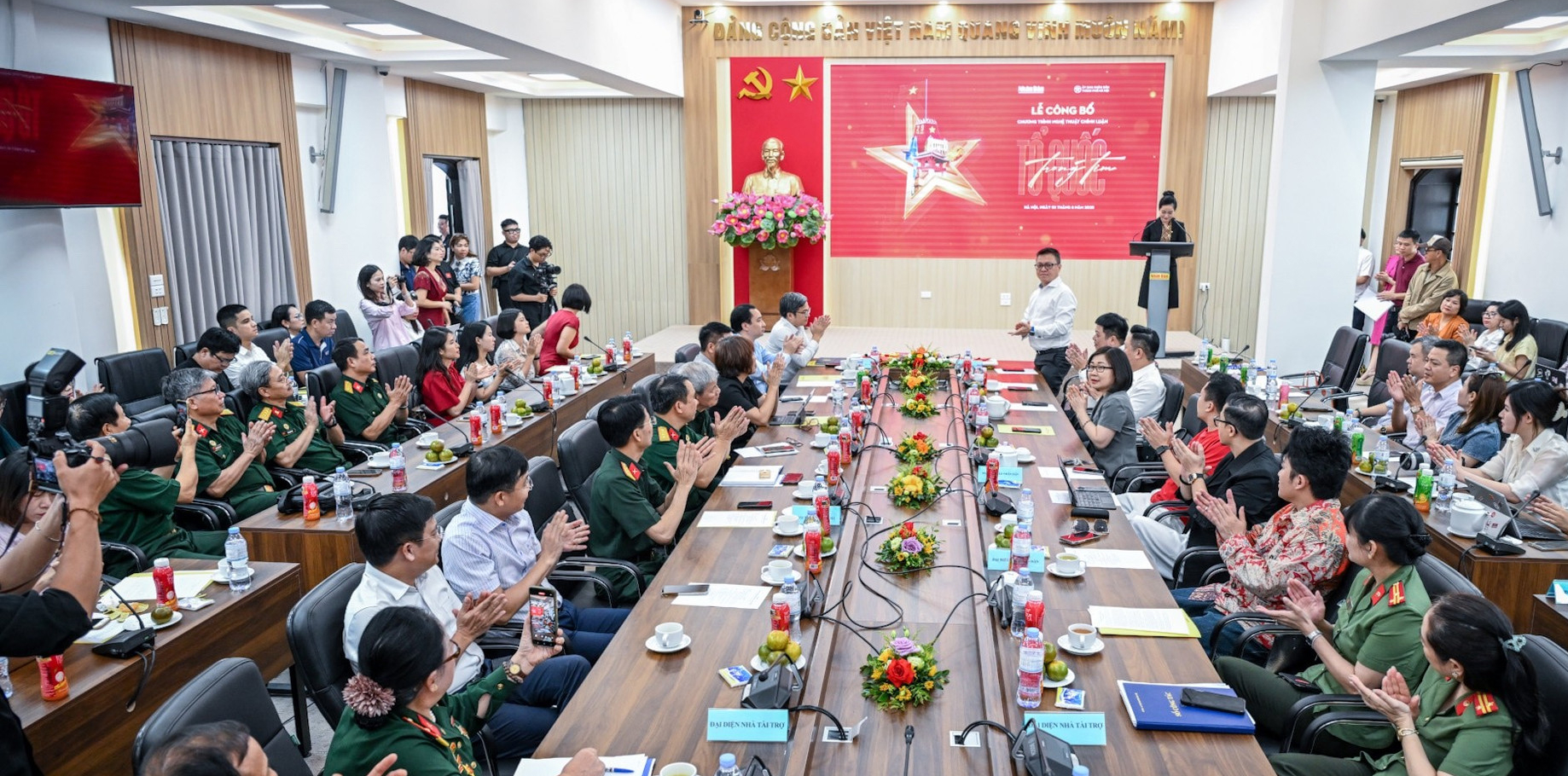 Quang cảnh buổi lễ c&ocirc;ng bố chương tr&igrave;nh 