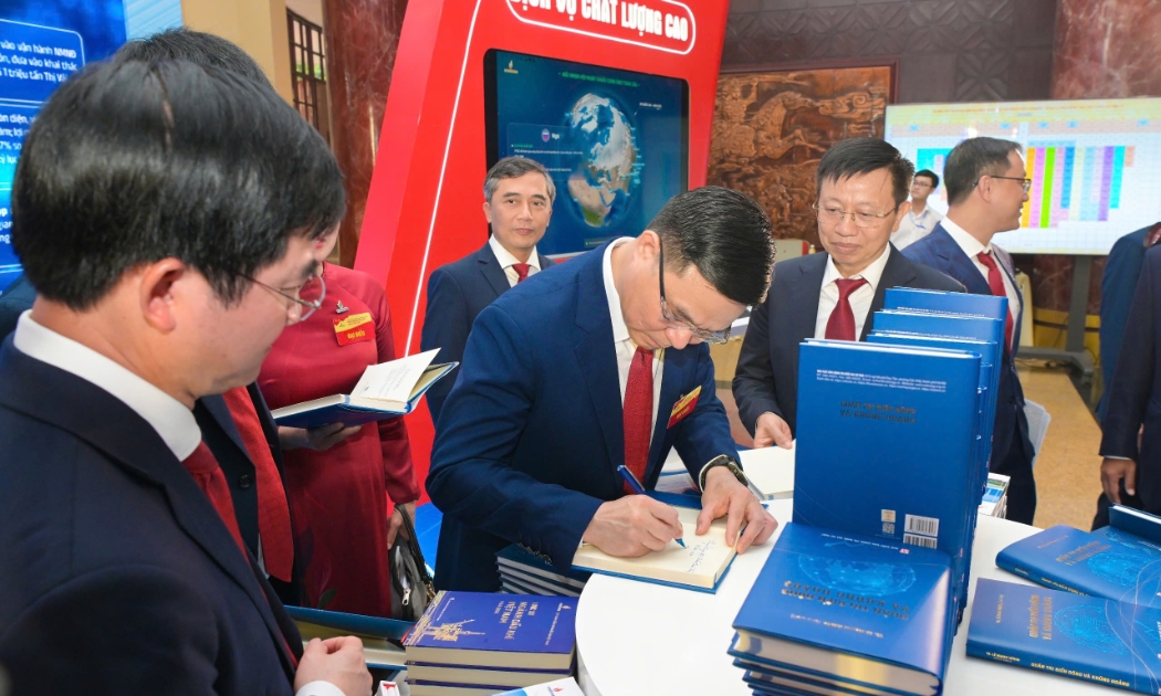 TS. Lê Mạnh Hùng ký tặng sách “Quản trị biến động và khủng hoảng” cho các đại biểu.