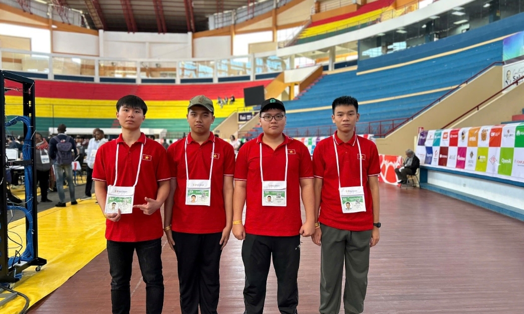Đội tuyển IOI Việt Nam 2025 (từ trái qua phải): em Ninh Quang Thắng, em Nguyễn Bùi Đức Dũng, em Lê Kiến Thành, em Đặng Huy Hậu.
