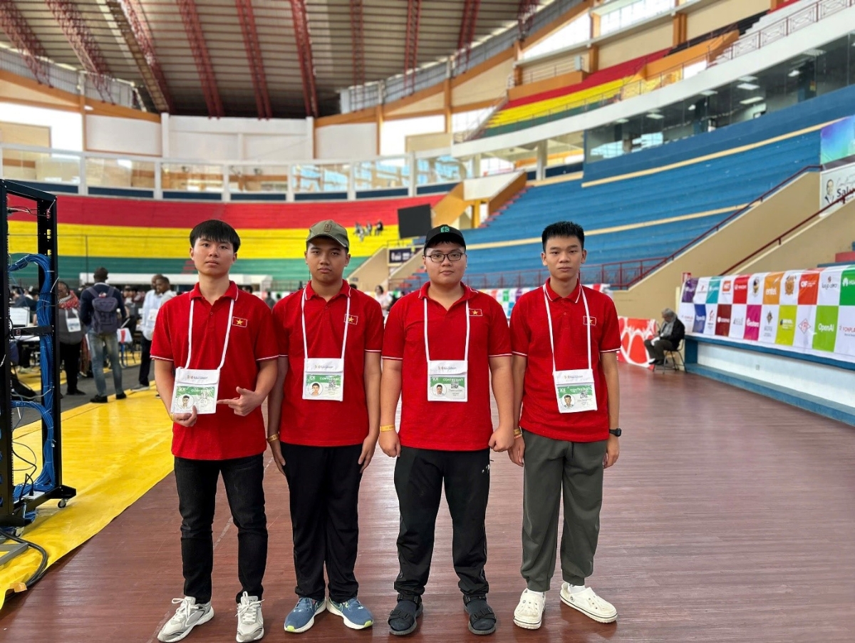 Đội tuyển IOI Việt Nam 2025 (từ trái qua phải): em Ninh Quang Thắng, em Nguyễn Bùi Đức Dũng, em Lê Kiến Thành, em Đặng Huy Hậu.