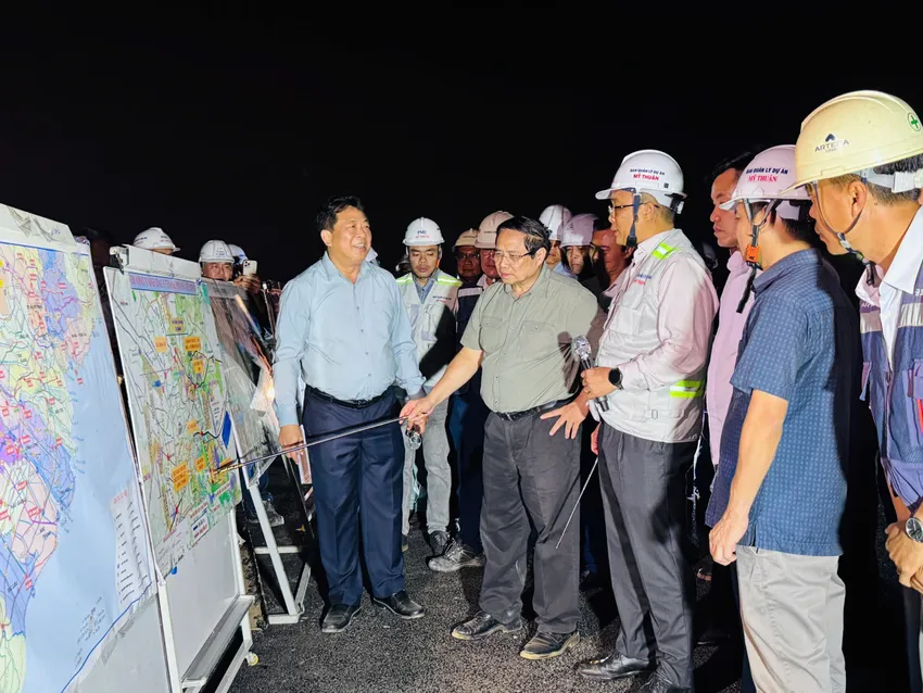 Thủ tướng Chính phủ Phạm Minh Chính cùng Bộ trưởng Bộ Xây dựng Trần Hồng Minh tại cầu Nhơn Trạch. Ảnh: Cổng thông tin Bộ Xây dựng