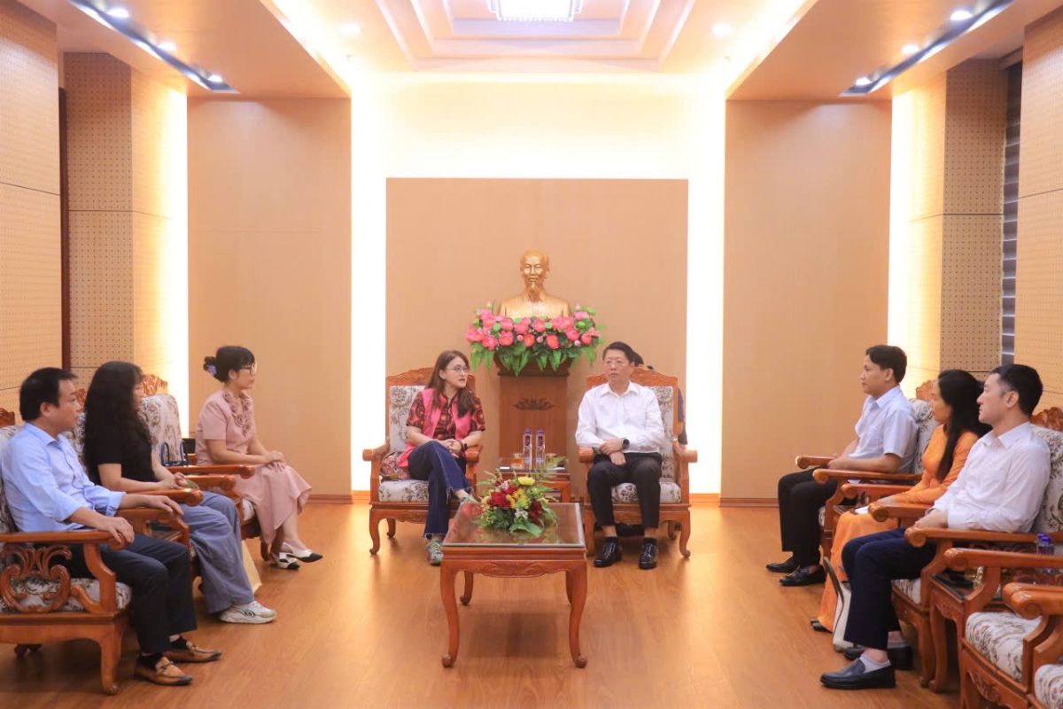 L&atilde;nh đạo tỉnh Ninh B&igrave;nh tiếp Hiệp hội Nhiếp ảnh Hoa Kỳ.