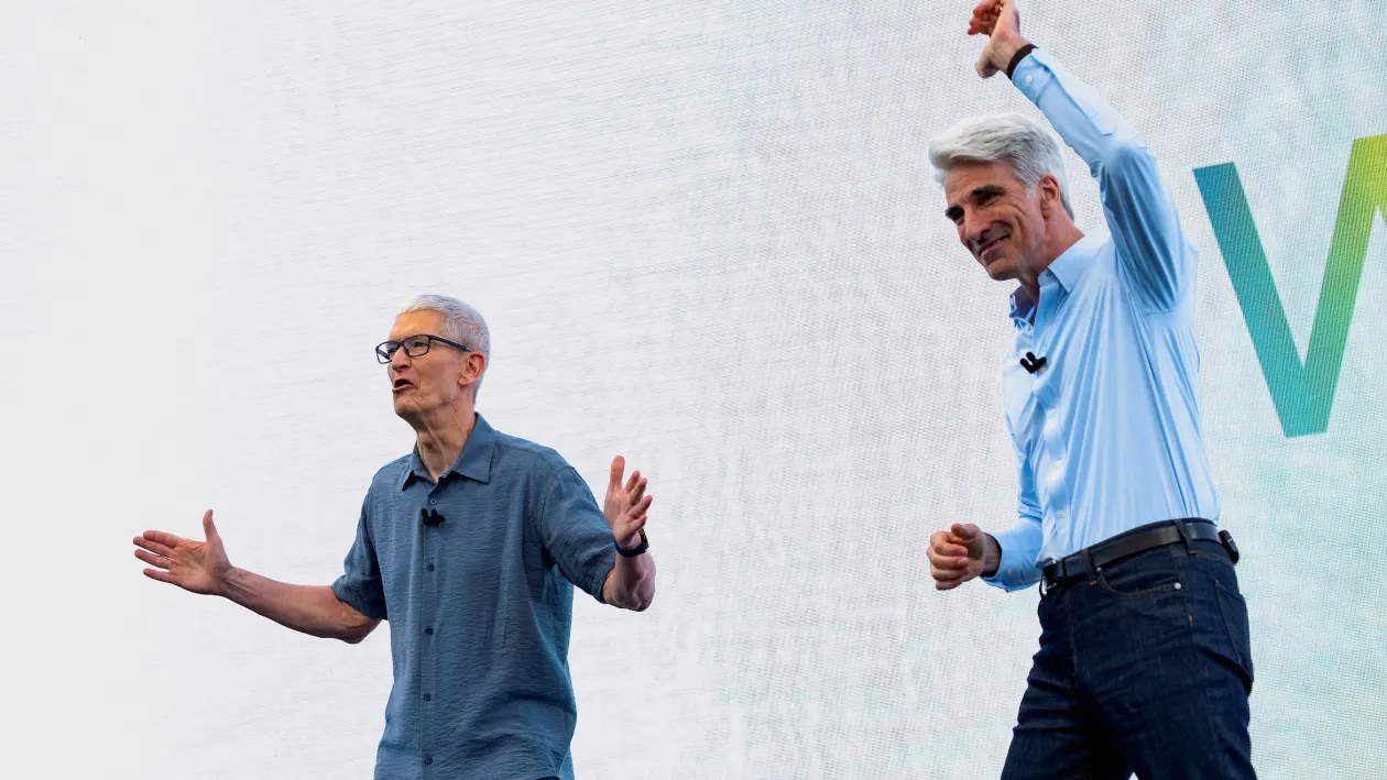 Giám đốc Điều hành Apple Tim Cook và Phó Chủ tịch cấp cao về kỹ thuật phần mềm Craig Federighi phát biểu trong Hội nghị các nhà phát triển toàn cầu thường niên của Apple