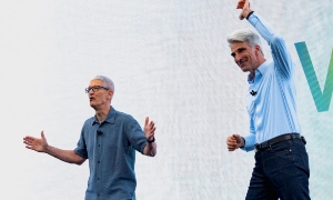 Giám đốc Điều hành Apple Tim Cook và Phó Chủ tịch cấp cao về kỹ thuật phần mềm Craig Federighi phát biểu trong Hội nghị các nhà phát triển toàn cầu thường niên của Apple