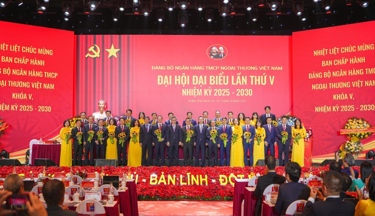 L&atilde;nh đạo Đảng ủy Ch&iacute;nh phủ, Ban Tổ chức Trung ương, Ng&acirc;n h&agrave;ng Nh&agrave; nước tặng hoa ch&uacute;c mừng 29 đồng ch&iacute; tr&uacute;ng cử BCH Đảng bộ Vietcombank kh&oacute;a V, nhiệm kỳ 2025 - 2030.