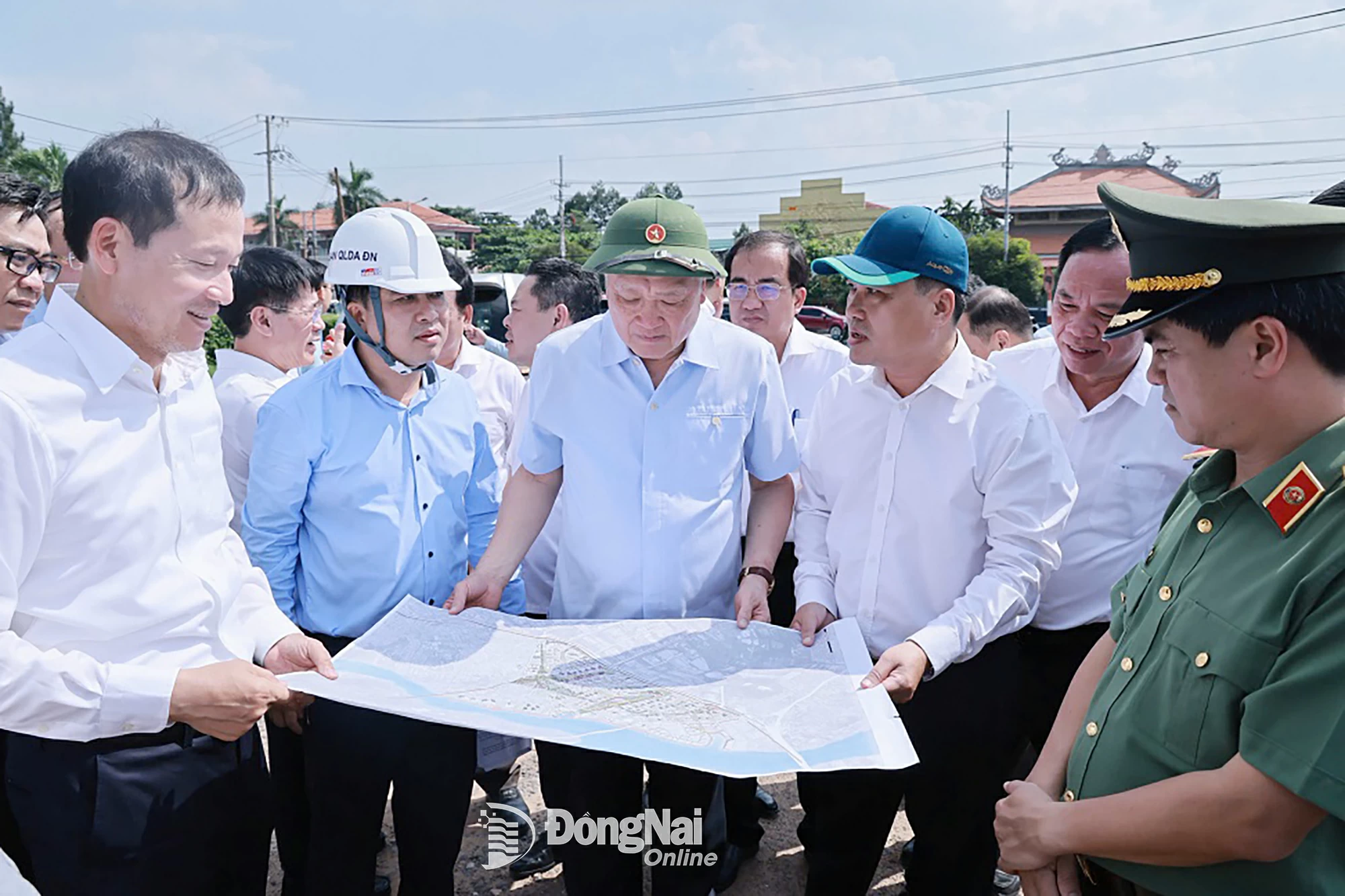 Tỉnh Đồng Nai báo cáo tình hình triển khai thực hiện Đề án Chuyển đổi Khu công nghiệp Biên Hòa 1 với Phó Thủ tướng Thường trực Chính phủ Nguyễn Hòa Bình và đoàn công tác. Ảnh: Công Nghĩa.