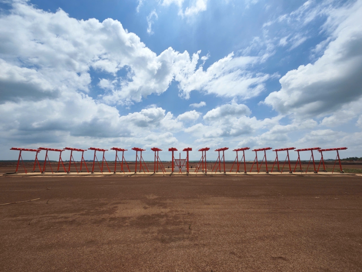 Dàn ăng ten đài hướng (Localizer) thuộc hệ thống ILS/DME tại Cảng Hàng không quốc tế Long Thành - Ảnh: CAAV