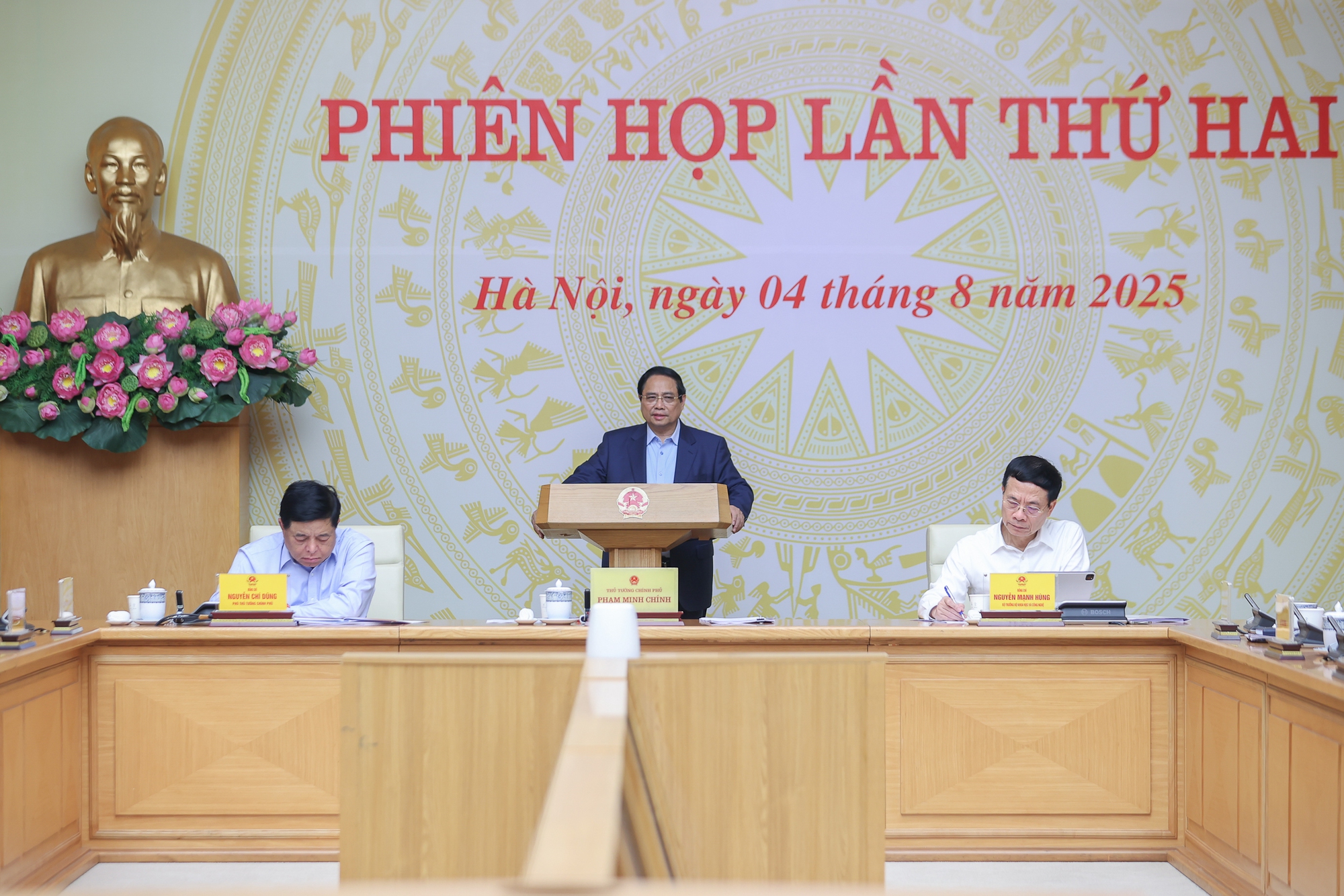 Thủ tướng Chính phủ Phạm Minh Chính chủ trì Phiên họp thứ 2 của Ban Chỉ đạo quốc gia về phát triển ngành công nghiệp bán dẫn - Ảnh: VGP. 
