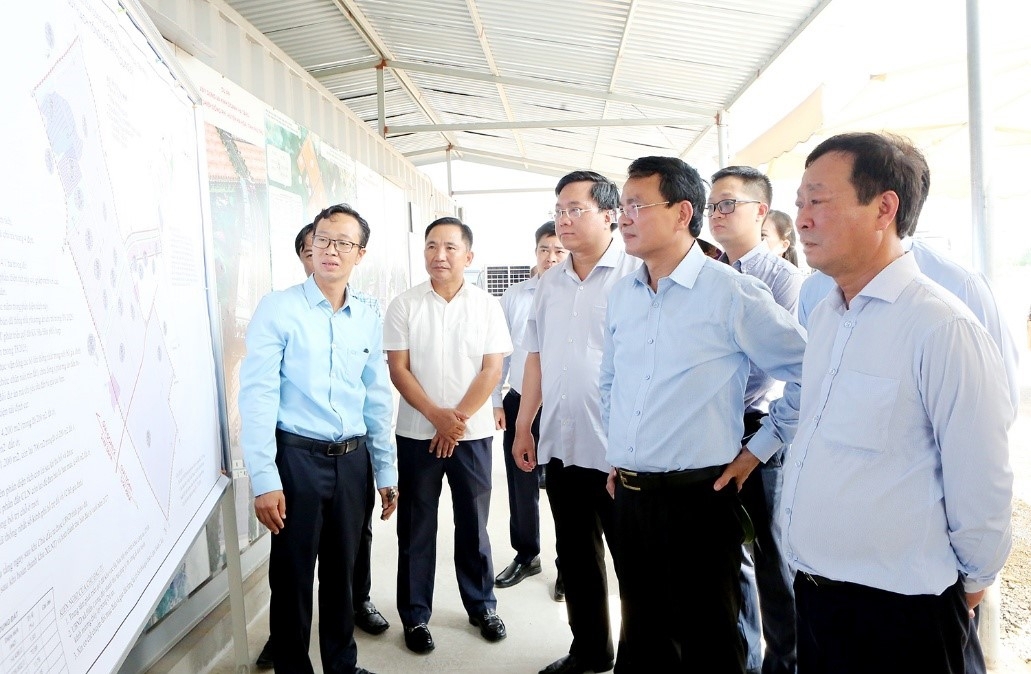 Đoàn công tác kiểm tra dự án đầu tư xây dựng hạ tầng Cụm công nghiệp Đồng Phì của Công ty TNHH Công nghệ Cosmos 1 ở xã Hiền Lương, Phú Thọ