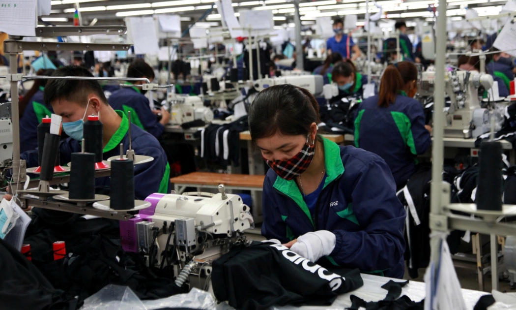Người lao động phổ thông chú trọng vào sự ổn định và khả năng tăng thu nhập. Ảnh: Mạnh Dũng.