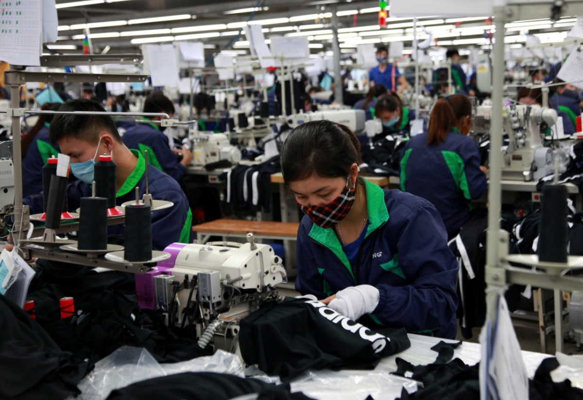 Người lao động phổ thông chú trọng vào sự ổn định và khả năng tăng thu nhập. Ảnh: Mạnh Dũng.