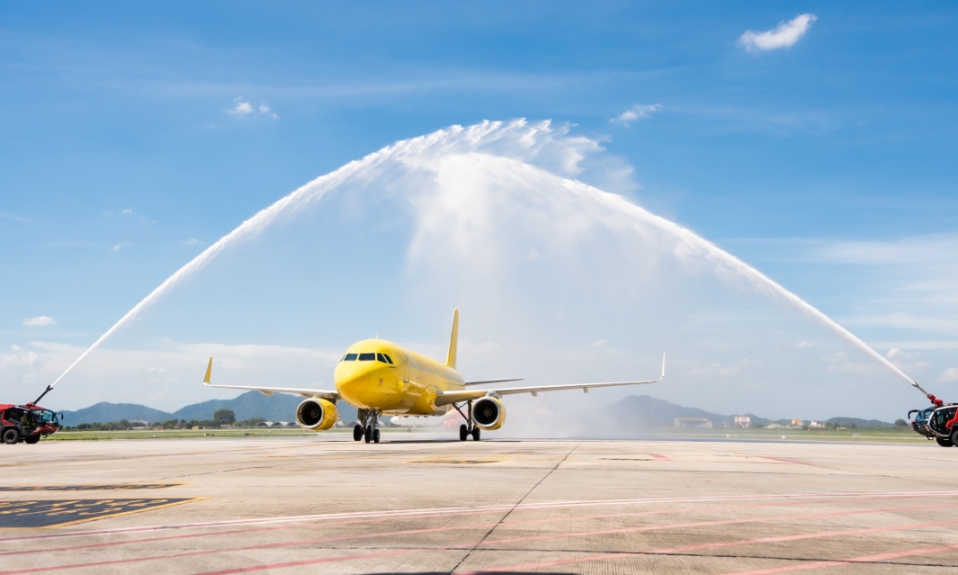 Nghi thức phun vòi rồng chào đón chiếc máy bay Airbus A320. Ảnh: Vietravel Airlines