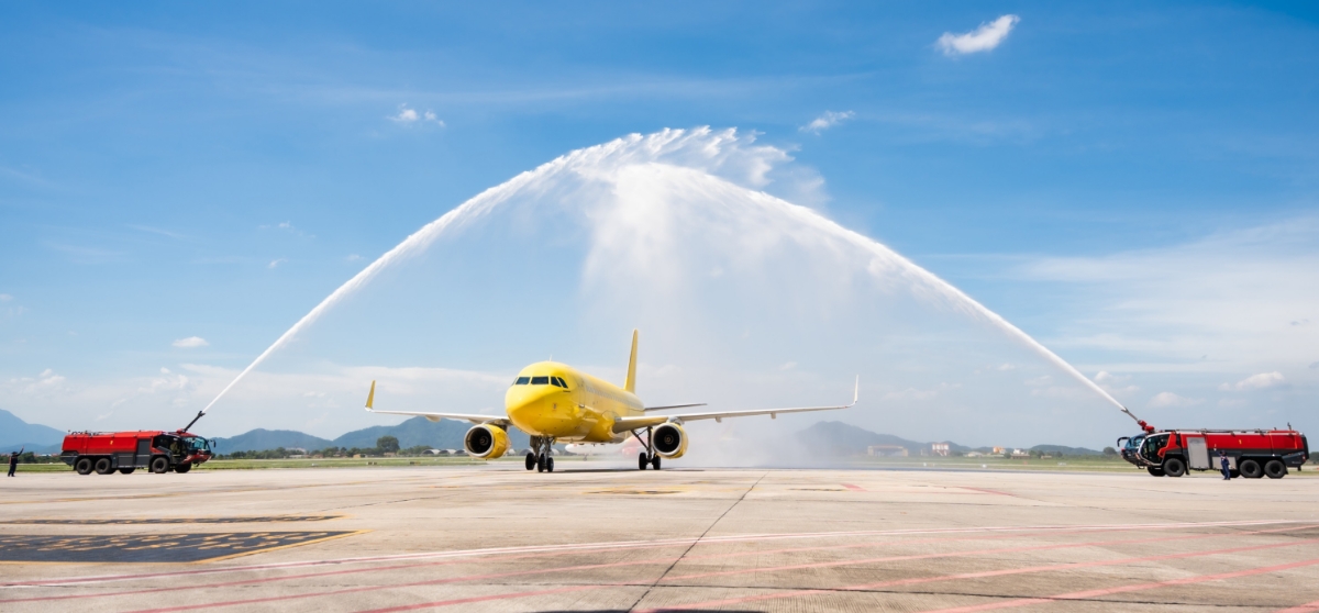 Nghi thức phun vòi rồng chào đón chiếc máy bay Airbus A320. Ảnh: Vietravel Airlines