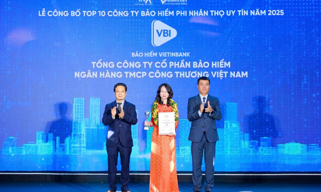 Ông Vũ Đăng Vinh, Tổng giám đốc Vietnam Report (bên trái) và ông Nguyễn Văn Bá, Tổng Biên tập báo VietnamNet (bên phải) trao cúp và chứng nhận cho đại diện Bảo hiểm VietinBank.