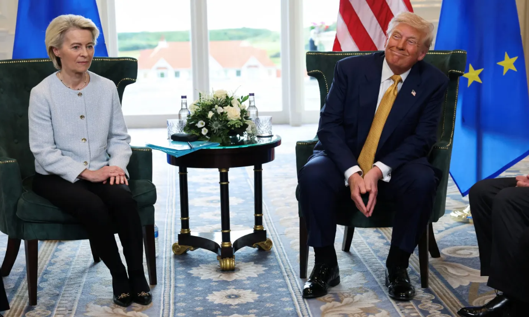 Tổng thống Mỹ Donald Trump và Chủ tịch Ủy ban Châu Âu (EU) Ursula von der Leyen tại Turnberry, Scotland, ngày 27/7/2025 - Ảnh: Reuters
