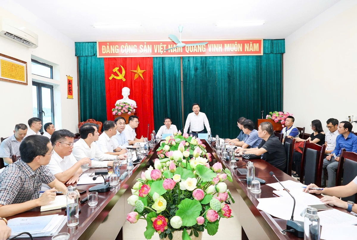 To&agrave;n cảnh buổi l&agrave;m việc