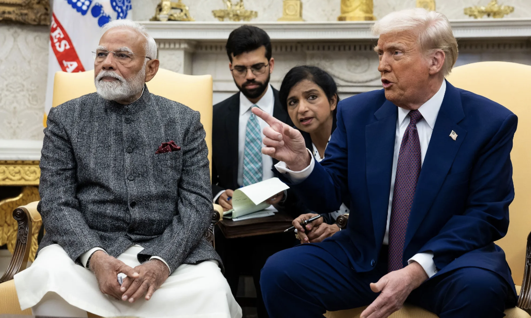Thủ tướng Ấn Độ Narendra Modi (trái) và Tổng thống Mỹ Donald Trump (phải) trong cuộc gặp ở Nhà Trắng vào tháng 2/2025 - Ảnh: Bloomberg.