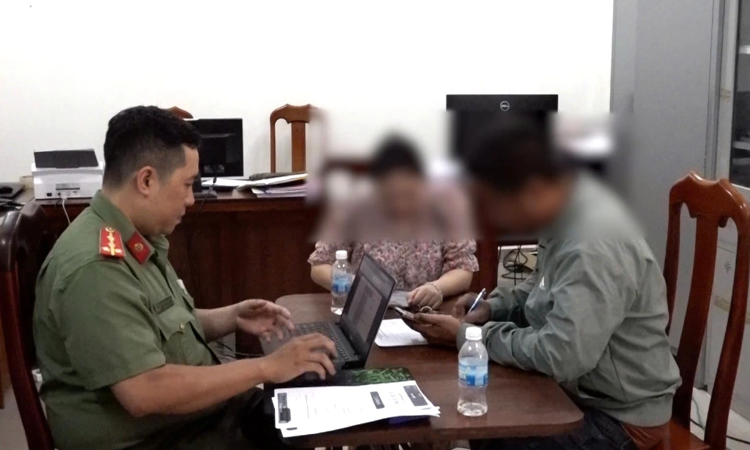 Cán bộ Phòng An ninh mạng và phòng chống tội phạm sử dụng công nghệ cao làm việc với ông Nguyễn M.C. Ảnh: Công an tỉnh Khánh Hòa.