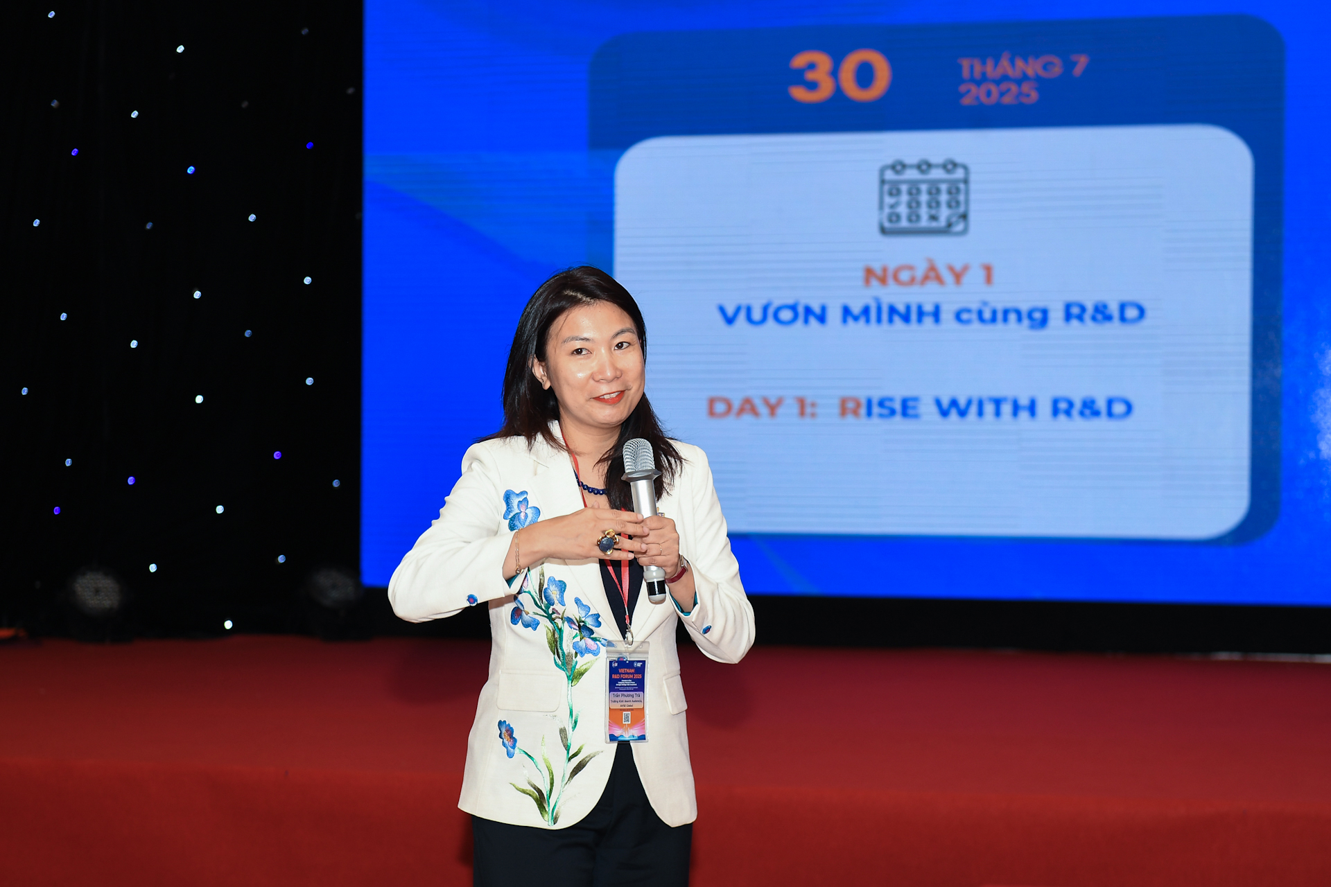 PGS.TS.Trần Phương Trà, Giám đốc Chương trình Thạc sĩ Chính sách công, Trường Kinh doanh Audencia (Pháp), Giám đốc Phát triển AVSE Global, phát biểu tại Diễn đàn Nghiên cứu và Phát triển (R&D) Việt Nam 2025.