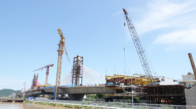 Các công đoạn lắp đặt cáp dây văng tạo dáng cầu hiện đại đang được triển khai.
