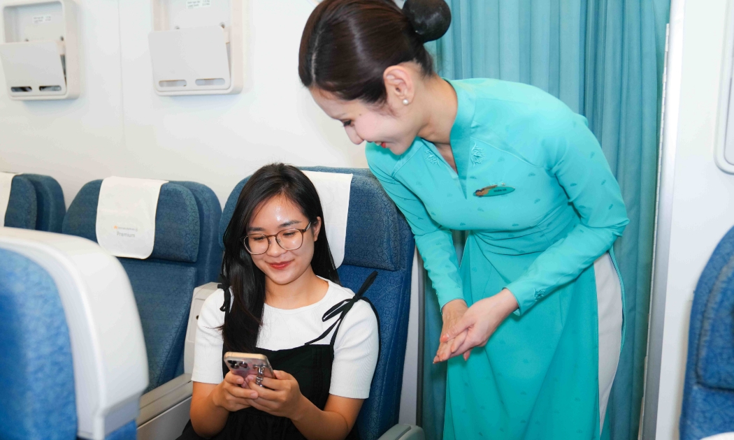 Hành khách có thể sử dụng Internet Wifi trên các chuyến bay của Vietnam Airlines. Ảnh: VNA.