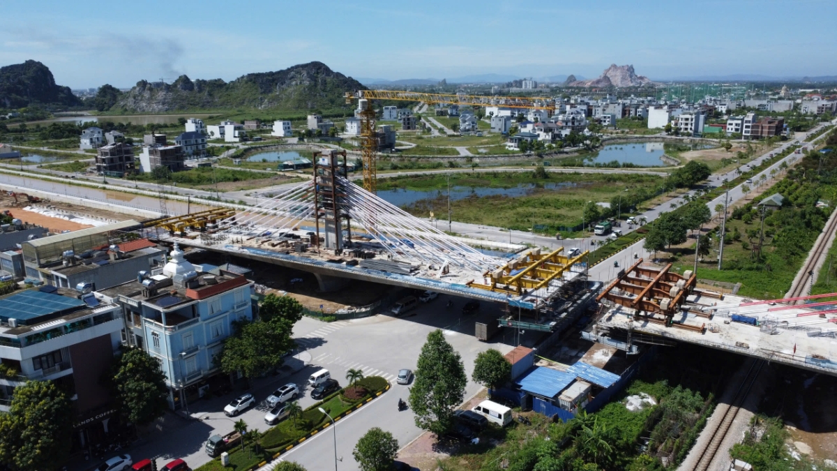 Toàn cảnh công trình cầu vượt đường sắt Bắc – Nam tại phường Hạc Thành đang được thi công khẩn trương.