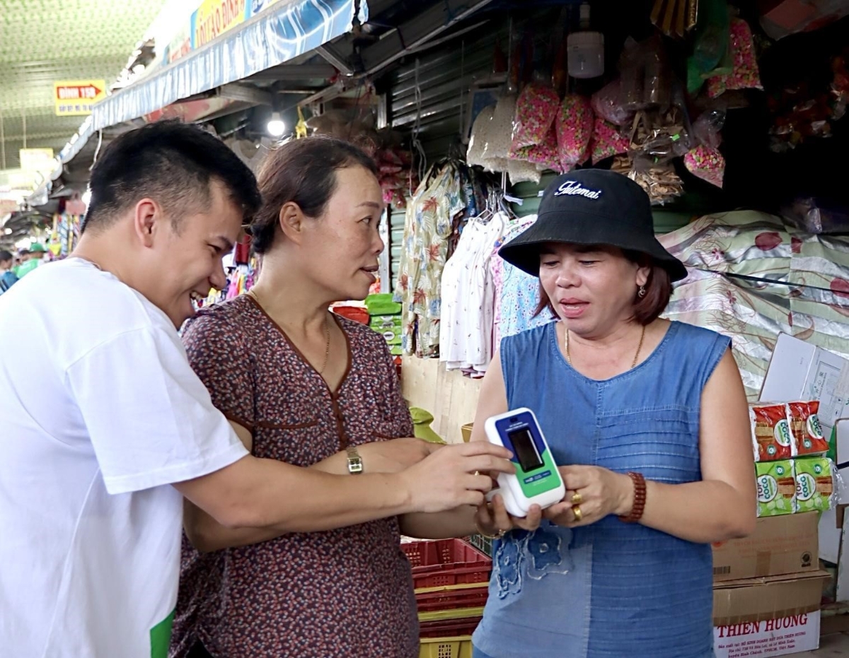 Đại diện Zalopay trực tiếp đến Chợ Cồn (TP. Đà Nẵng) để tư vấn, hỗ trợ các tiểu thương tiếp cận và ứng dụng giải pháp thanh toán số.