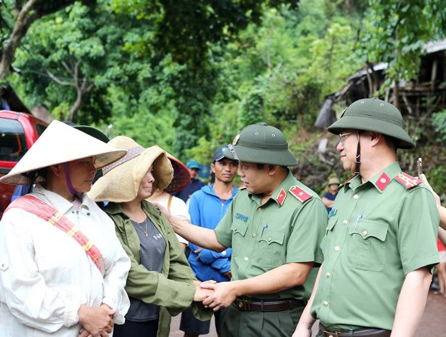 Thiếu tướng Nguyễn Hồng Nguyên, Phó Chánh Văn phòng Bộ Công an, và Đại tá Đinh Việt Dũng, Giám đốc Công an tỉnh Nghệ An, thăm hỏi, động viên người dân chịu ảnh hưởng thiên tai