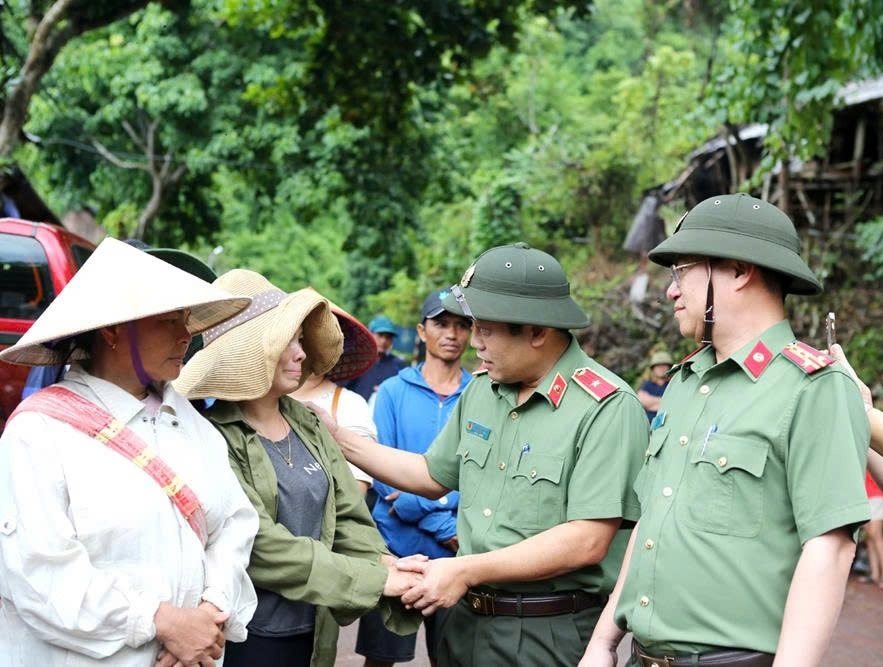 &nbsp;Thiếu tướng Nguyễn Hồng Nguy&ecirc;n, Ph&oacute; Ch&aacute;nh Văn ph&ograve;ng Bộ C&ocirc;ng an, v&agrave; Đại t&aacute; Đinh Việt Dũng, Gi&aacute;m đốc C&ocirc;ng an tỉnh Nghệ An, thăm hỏi, động vi&ecirc;n người d&acirc;n chịu ảnh hưởng thi&ecirc;n tai