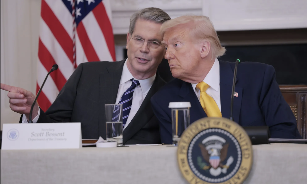 Bộ trưởng Bộ Tài chính Mỹ Scott Bessent (trái) và Tổng thống Mỹ Donald Trump - Ảnh: Bloomberg.