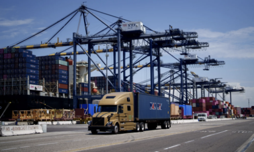 Thâm hụt thương mại của Mỹ giảm chóng mặt