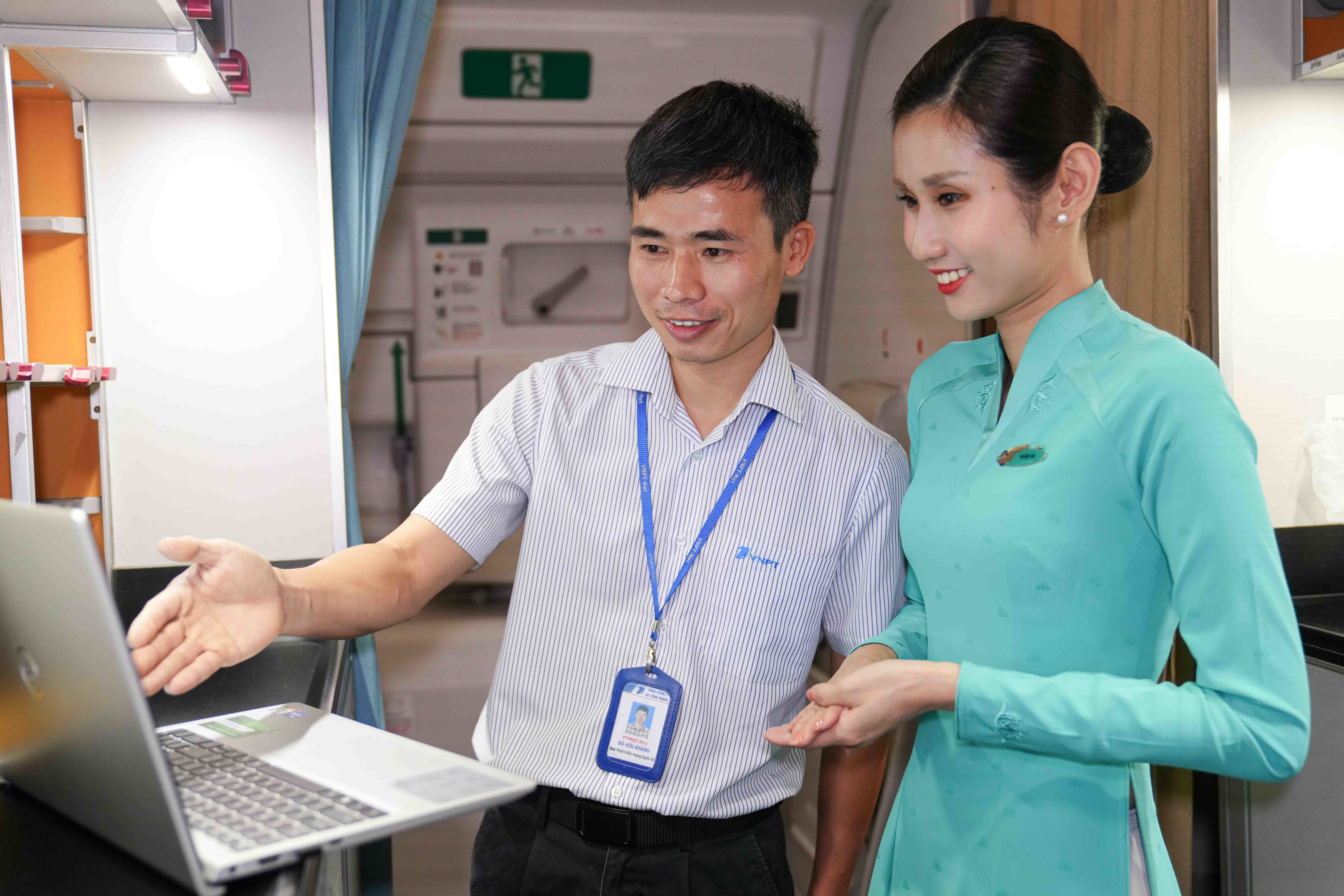 Cán bộ VNPT hướng dẫn tiếp viên trong việc kích hoạt và kết nối internet.