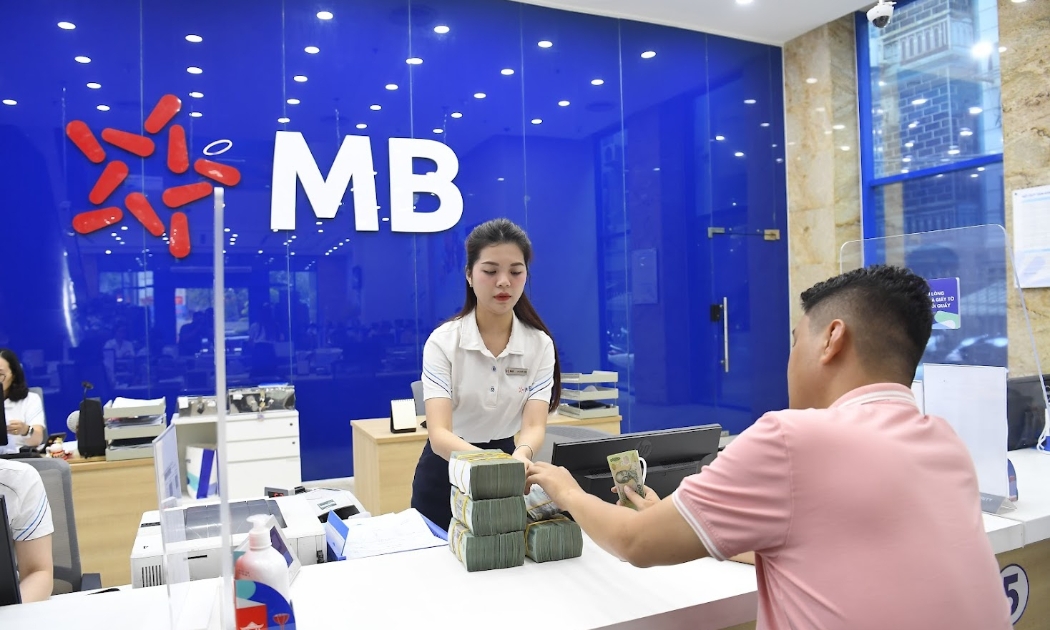 Ngân hàng đẩy mạnh chuyển đổi số, tăng thu nhập phí thuần
