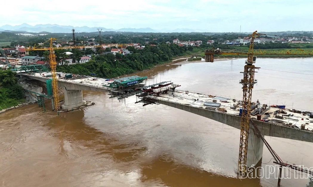 Cầu Phong Châu đã dần thành hình, chờ ngày hợp long. Ảnh: Báo Phú Thọ