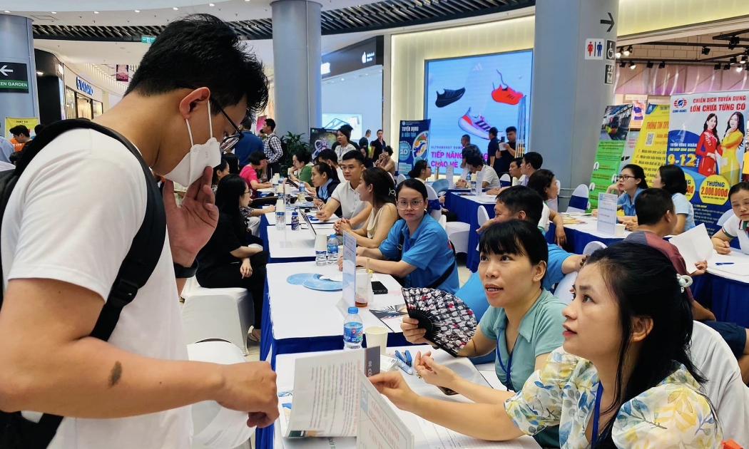 Doanh nghiệp tham gia tuyển dụng lao động. Ảnh: TH.