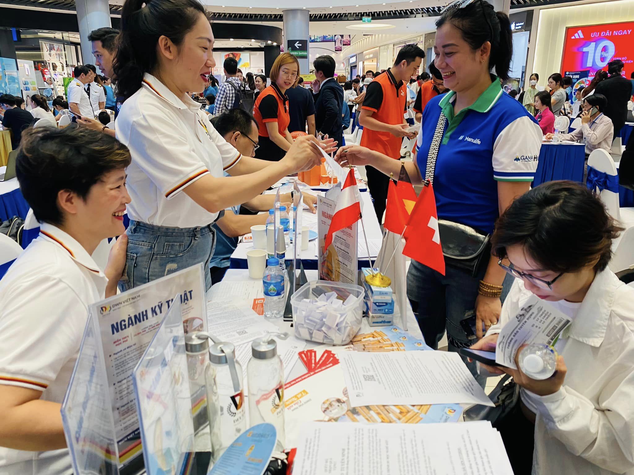 Kết nối doanh nghiệp và người lao động để tăng cơ hội tìm kiếm việc làm. Ảnh: TH.