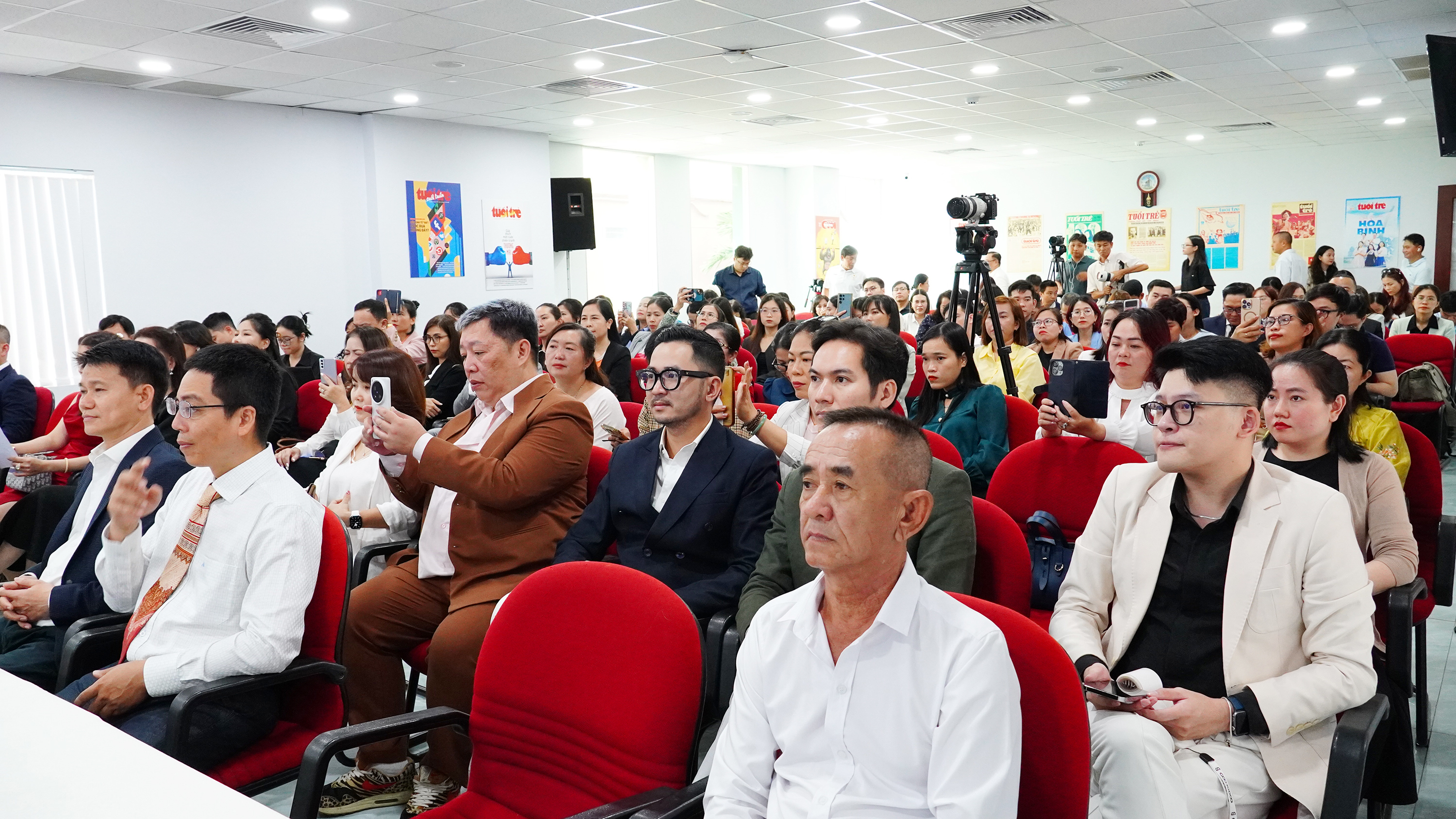 Các tổ chức, chuyên gia, doanh nghiệp và người tham gia bảo hiểm đã cùng nhau lắng nghe, chia sẻ góc nhìn đa chiều về ngành bảo hiểm tại tọa đàm.