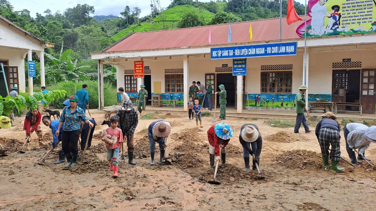 Ng&agrave;y 7/8, Đồn bi&ecirc;n ph&ograve;ng Tam Hợp phối hợp với Trường Tiểu học x&atilde; Tam Th&aacute;i v&agrave; nh&acirc;n d&acirc;n bản Ph&agrave; L&otilde;m tổ chức tổng dọn vệ sinh chuẩn bị cho học sinh bước v&agrave;o năm học mới 2025 - 2026