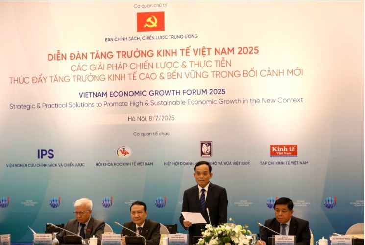 Mr. Tran Luu Quang (standing), Secretary of the Party Central Committee, and Chairman of the Central Commission  for Policy, Strategy, addresses the Vietnam Economic Growth Forum 2025. (Photo: Tri Phong)