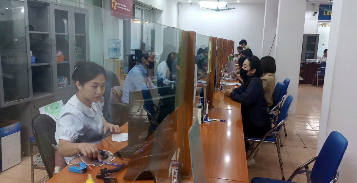 Người lao động l&agrave;m thủ tục hưởng ch&iacute;nh s&aacute;ch bảo hiểm thất nghiệp tại H&agrave; Nội. Ảnh: ND.