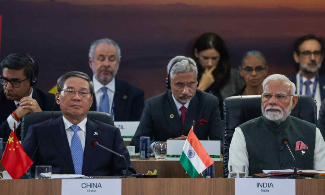 Thủ tướng Trung Quốc Lý Cường (trái) và Thủ tướng Ấn Độ Narendra Modi (phải) tham dự hội nghị thượng đỉnh BRICS tại Brazil ngày 7/7/2025 - Ảnh: Reuters