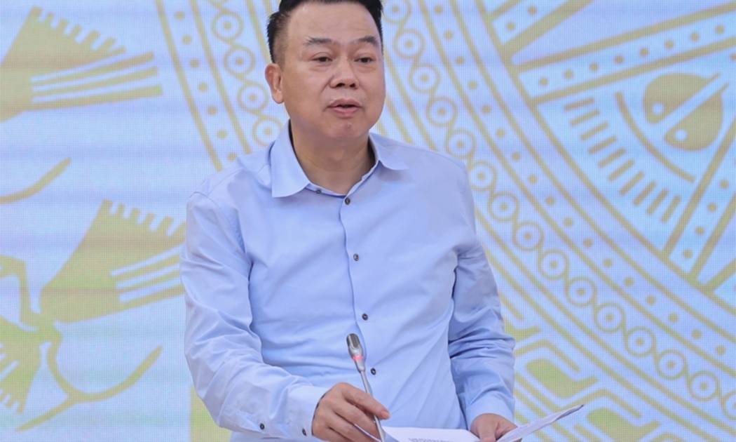 Thứ trưởng Bộ Tài chính Nguyễn Đức Chi trao đổi thông tin tại họp báo