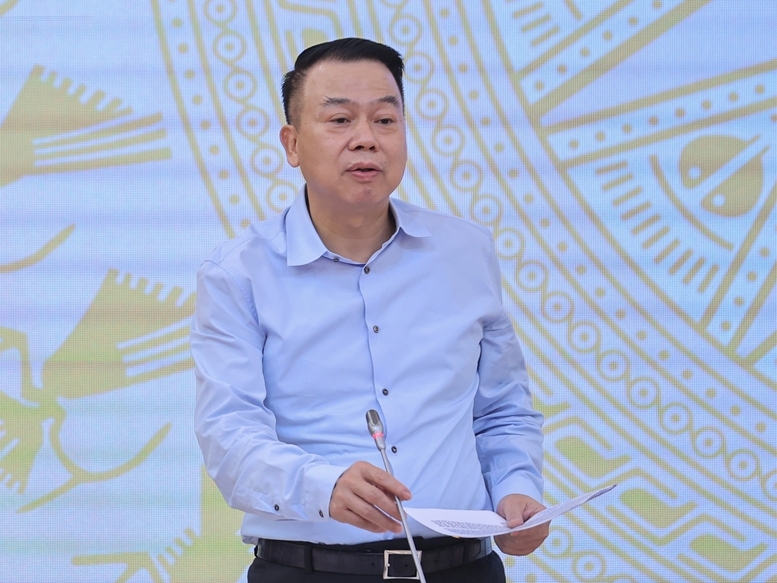 Thứ trưởng Bộ Tài chính Nguyễn Đức Chi trao đổi thông tin tại họp báo