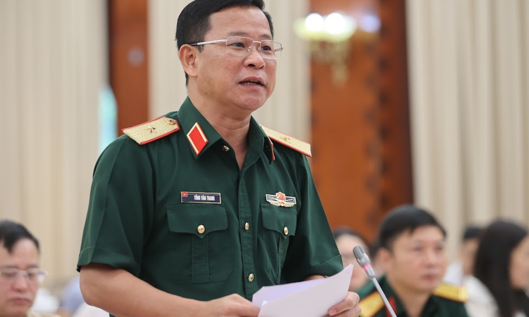 Thiếu tướng Tống Văn Thanh, Phó Cục trưởng Cục Tuyên huấn, Tổng cục Chính trị Quân đội Nhân dân Việt Nam phát biểu tại buổi họp báo. Ảnh: VGP.