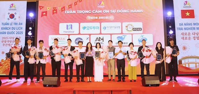 L&atilde;nh đạo UBND th&agrave;nh phố Đ&agrave; Nẵng tặng kỷ niệm chương cho 12 h&atilde;ng h&agrave;ng kh&ocirc;ng khai th&aacute;c c&aacute;c đường bay kết nối Đ&agrave; Nẵng - H&agrave;n Quốc.
