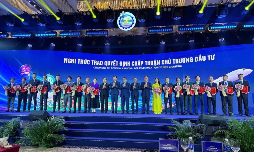 Ông Trần Ngọc Nguyên - Chủ tịch HĐQT PVCFC nhận quyết định chủ trương đầu tư tại Hội nghị.