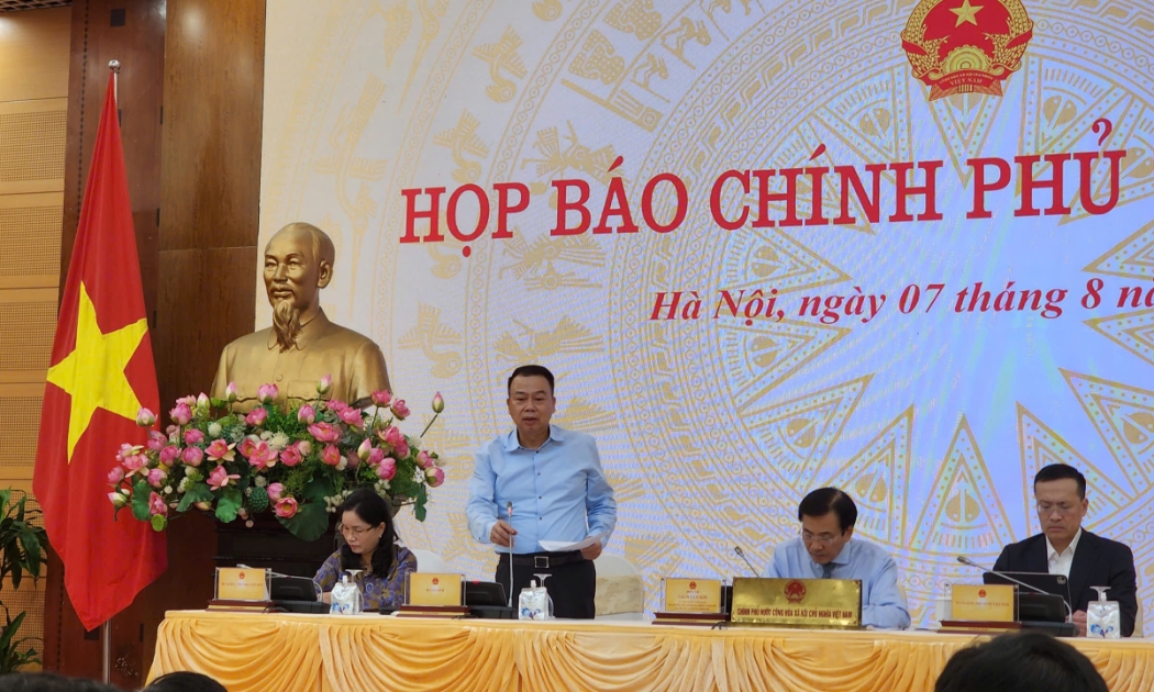 Thứ trưởng Bộ Tài chính Nguyễn Đức Chi phát biểu tại buổi họp báo Chính phủ thường kỳ hôm 7/8. Ảnh: Việt An.