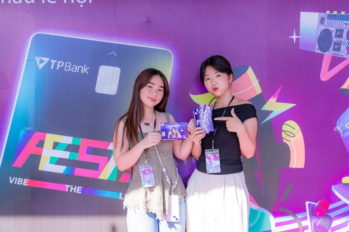 Khán giả tham gia hoạt động trải nghiệm và mở thẻ TPBank Mastercard FEST tại music show “Những Thành Phố Mơ Màng” tháng 6 vừa qua.