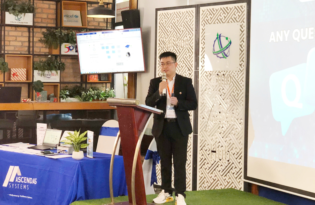 Chuyên gia Dương Quang Huy, Kỹ sư ứng dụng của Ascendas Systems, chia sẻ tại Hội thảo. Ảnh: SIHUB