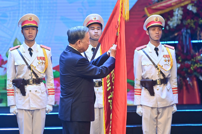 Thủ tướng Chính phủ Phạm Minh Chính trao Huân chương Lao động hạng Nhất tặng Bộ trưởng Tài chính Nguyễn Văn Thắng. (Ảnh ĐĂNG KHOA).